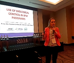 XVII Congreso APANAC 2018 - Panamá - Dr. Regiane Cristina Oliveira de Freitas Bueno (IOBC-NTRS - 2nd Vice President - Substitute): Palestra Utilização do controle biológico no MIP em grandes culturas.
